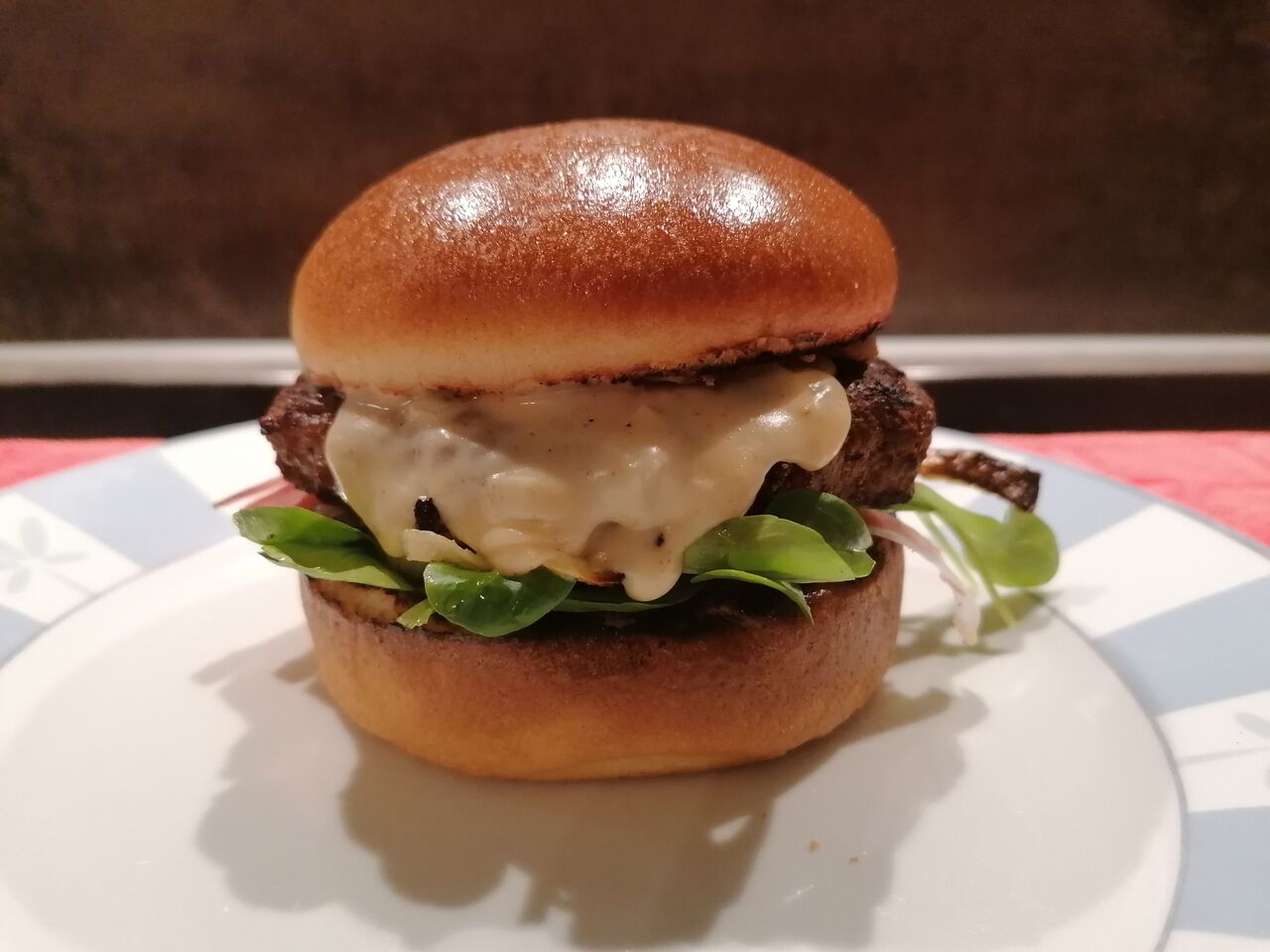 Eine unserer Burger-Kreationen. Immer zum selbst zusammenbauen an unserer Burger-Station.