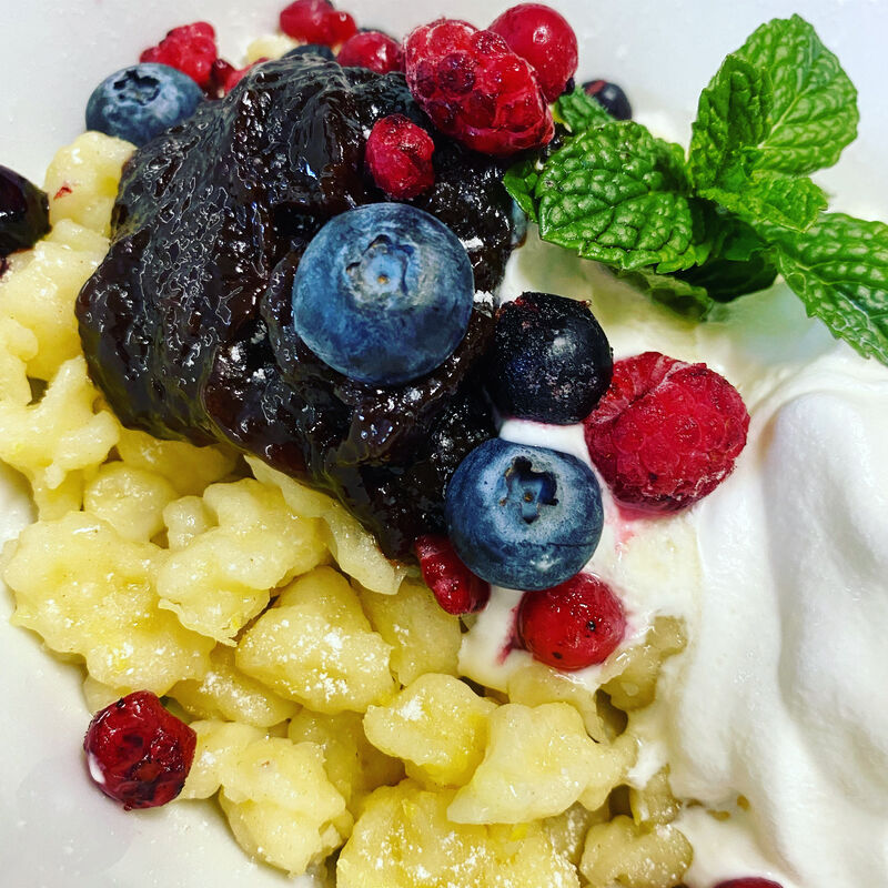 Nočky se zakysanou smetanou, povidly, šlehačkou a čerstvým ovocem