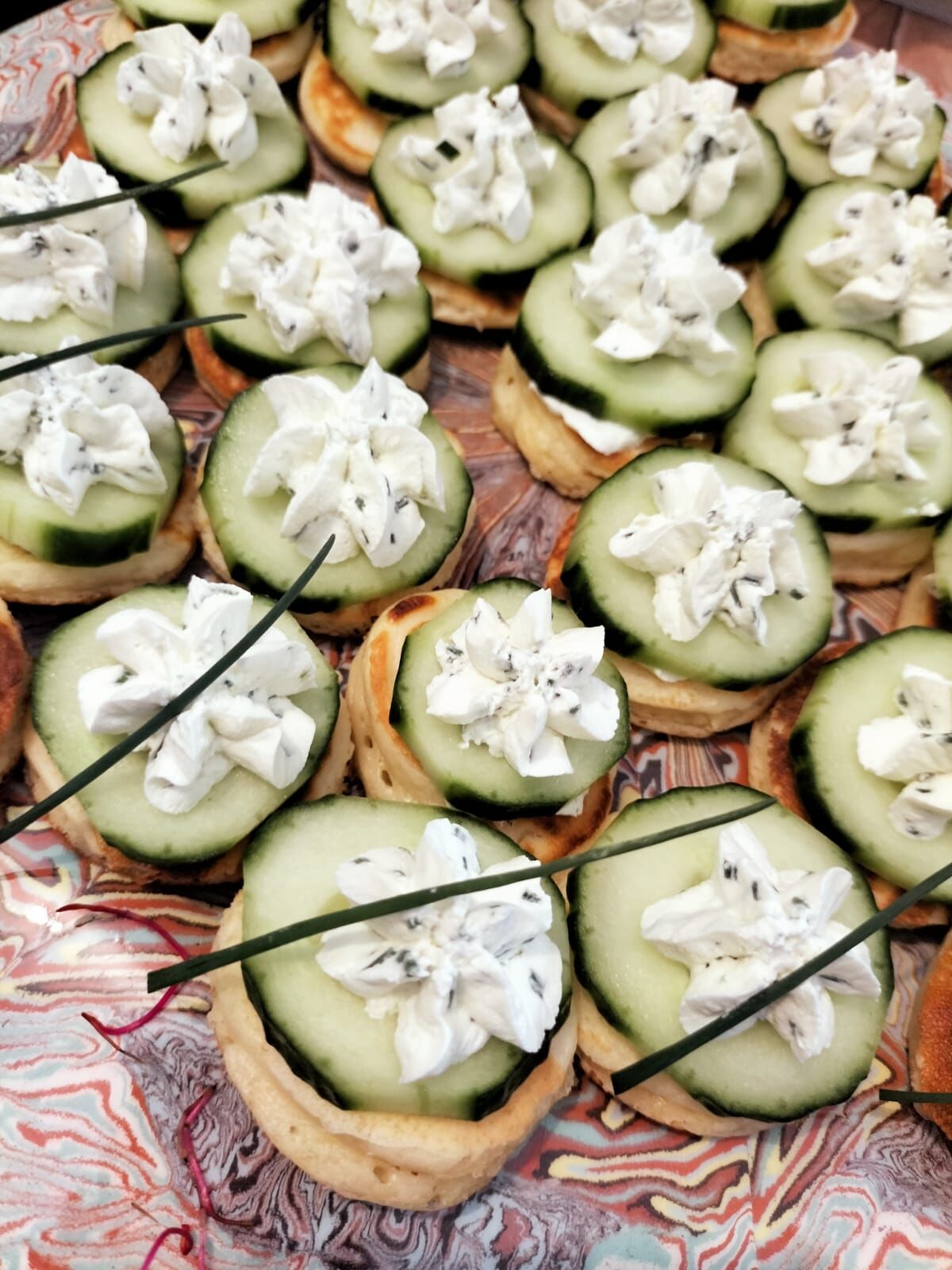Les blinis maison, crème de ciboulette et concombre frais
