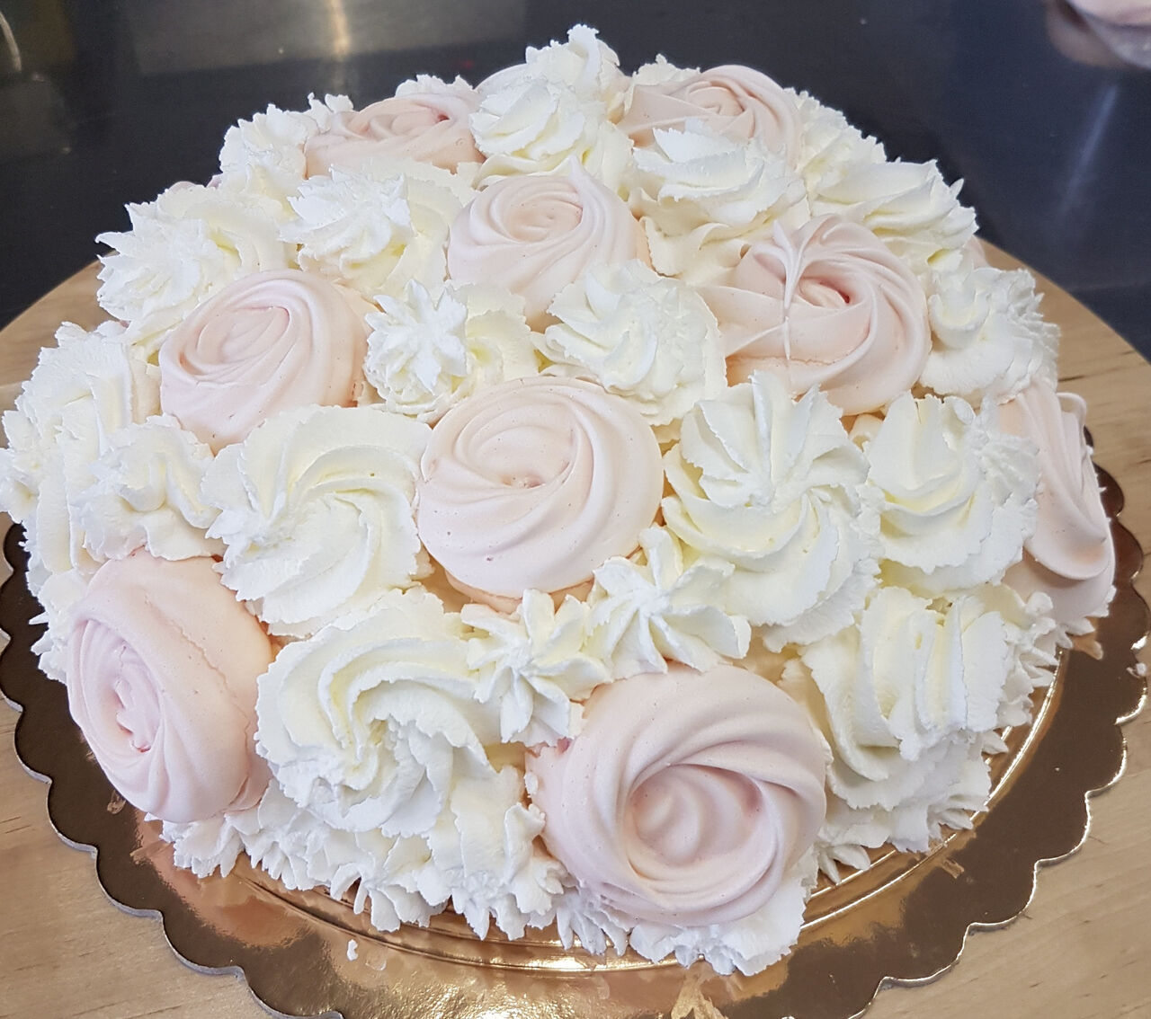 Riccio alla frutta con rose di meringa
senza glutine