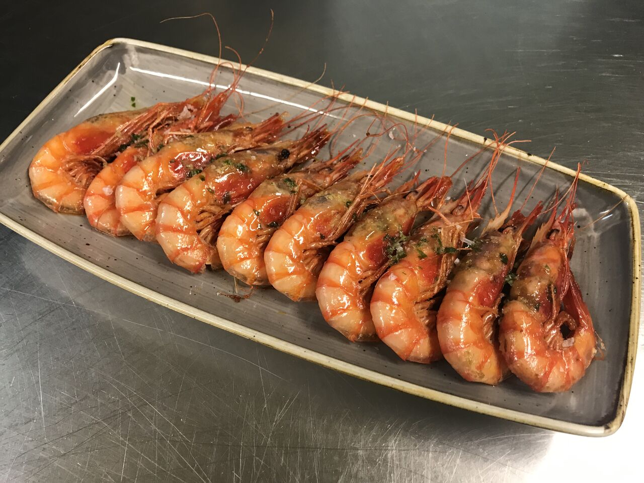Gambas rojas a la plancha con ajo y perejil 