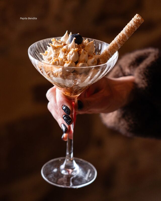 Mousse de turrón, helado y licor de café y crocanti de almendra.