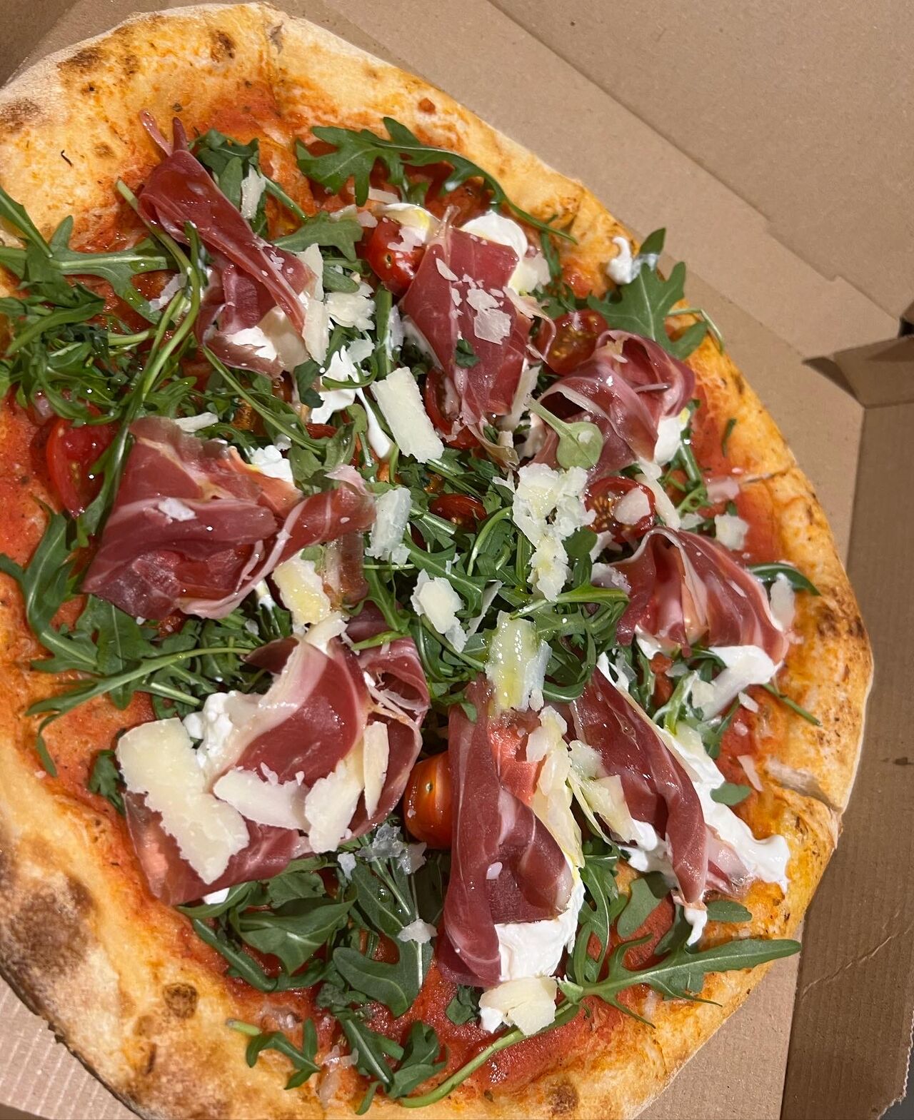 La Scala :
Roquette - Tomates cerise - Burrata - Jambon de Parme AOP - Parmesan