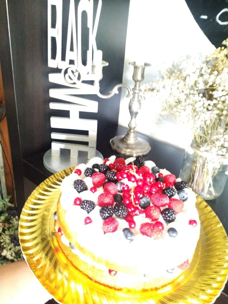 Nuestras tartas caseras. Que os parece esta de frutos del bosque?