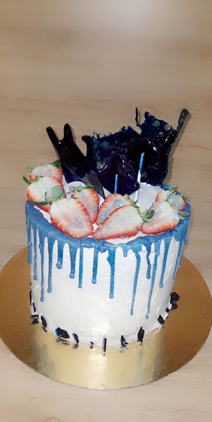 Drip cake stawberry 