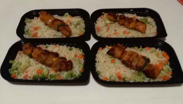 Varkensbrochette met groenten-rijst