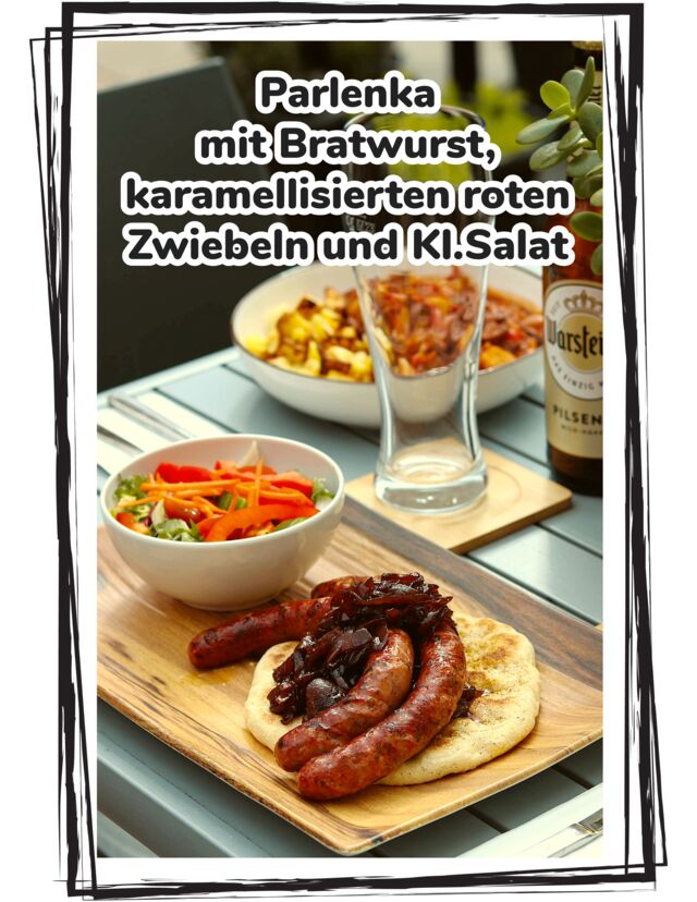 Parlenka mit Bratwurst, karamellisierten roten Zwiebeln und Kl.Salat