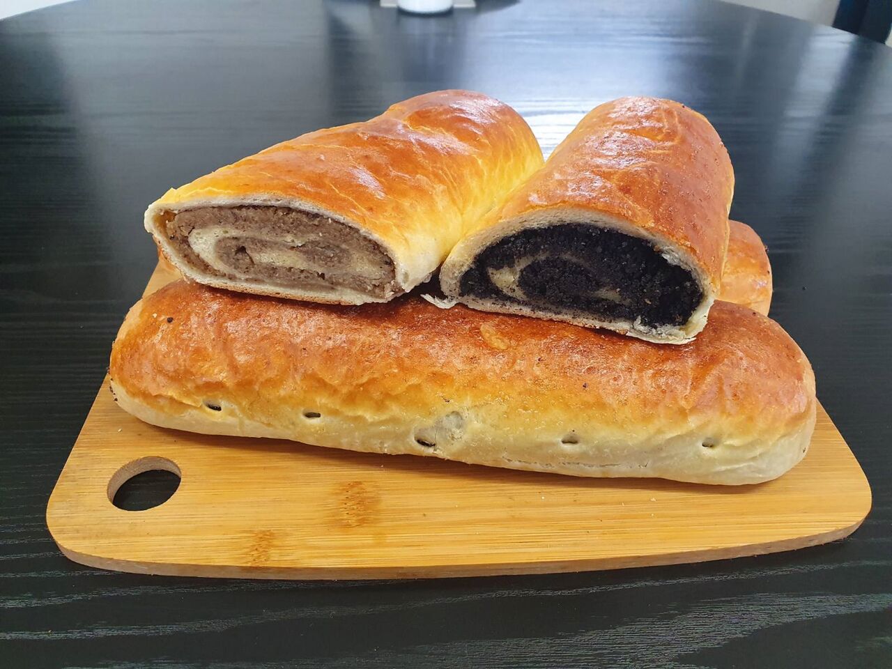 Saját recept szerint készült; diós és mákos bejgli. Rengeteg töltelékkel és még több szeretettel! 
