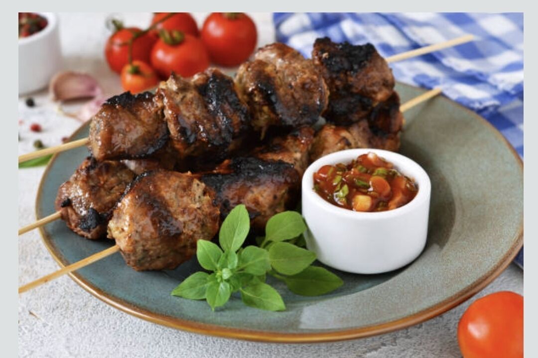 Brochette de viande avec de la rougaye de tomates 