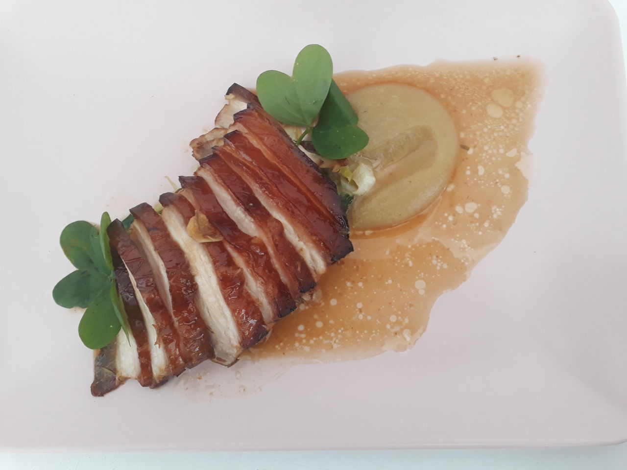 Especialidade manta de porco à ganda lata 