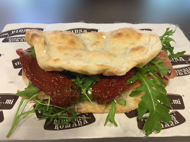 Pinsotto prosciutto crudo pomodori secchi rucola e mousse