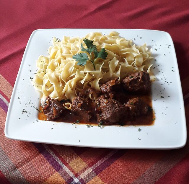 Lammgulasch in Rotwein- Tomatensauce mit Bandnudeln