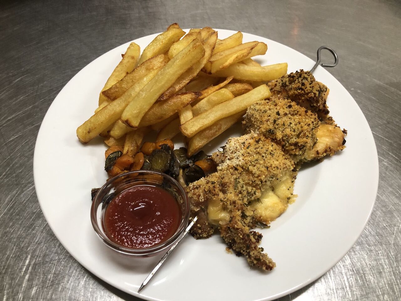 Brochette de Poulet Emmental, frites maison et légumes frais