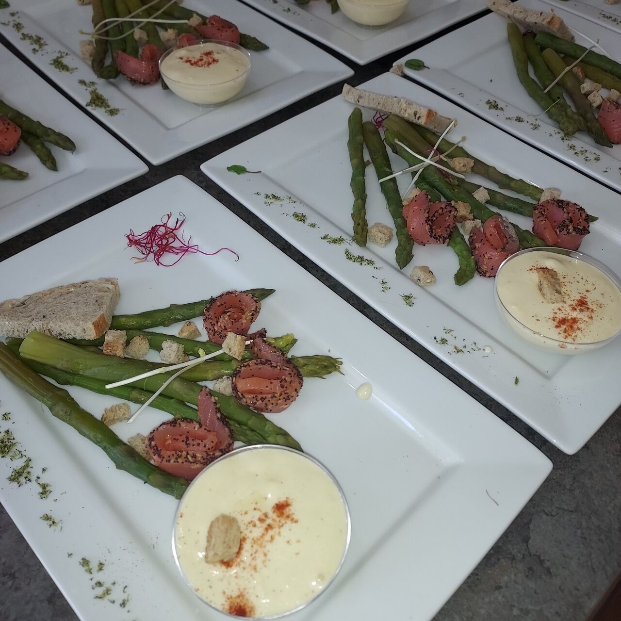 asperges sauce mousseline , saumon fumé , piment d'espelette