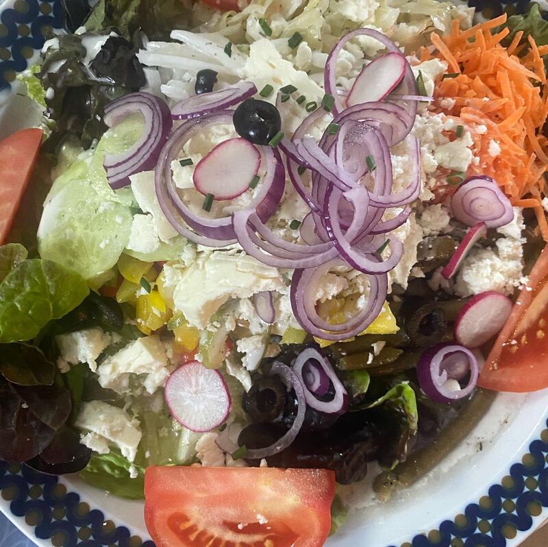 Salatteller mit Schafskäse