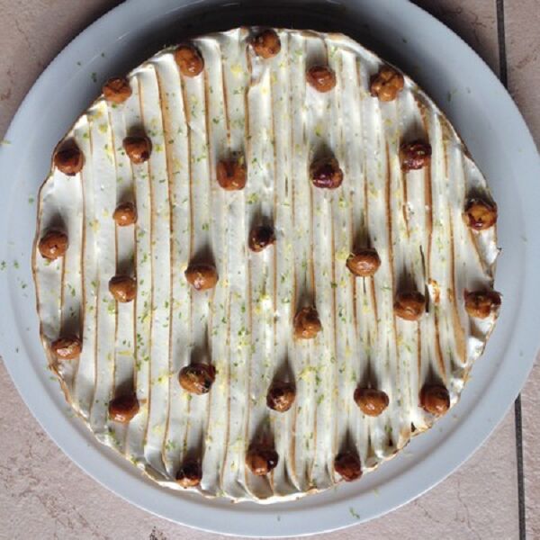 L'Audacieuse :Pâte sablée praliné amandes noisettes, Crémeux citrons jaunes/verts Meringue italienne Noisettes caramélisées