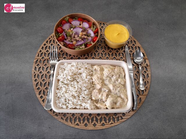 Panier repas : petite salade + filet de poulet en sauce crémée au cidre et moutarde à l'ancienne + mousse à la mangue