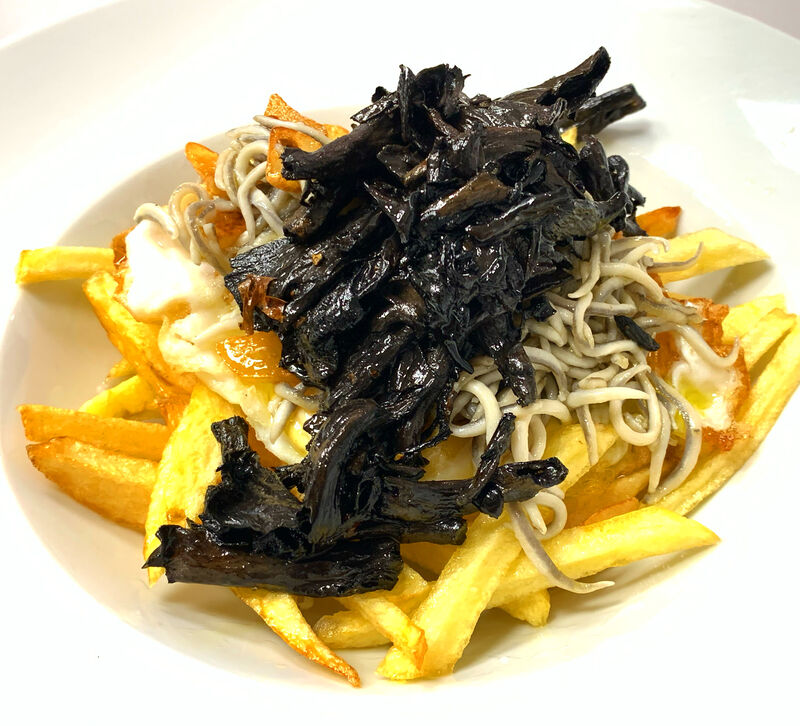 Huevos rotos con gulas y trompetas de la muerte 