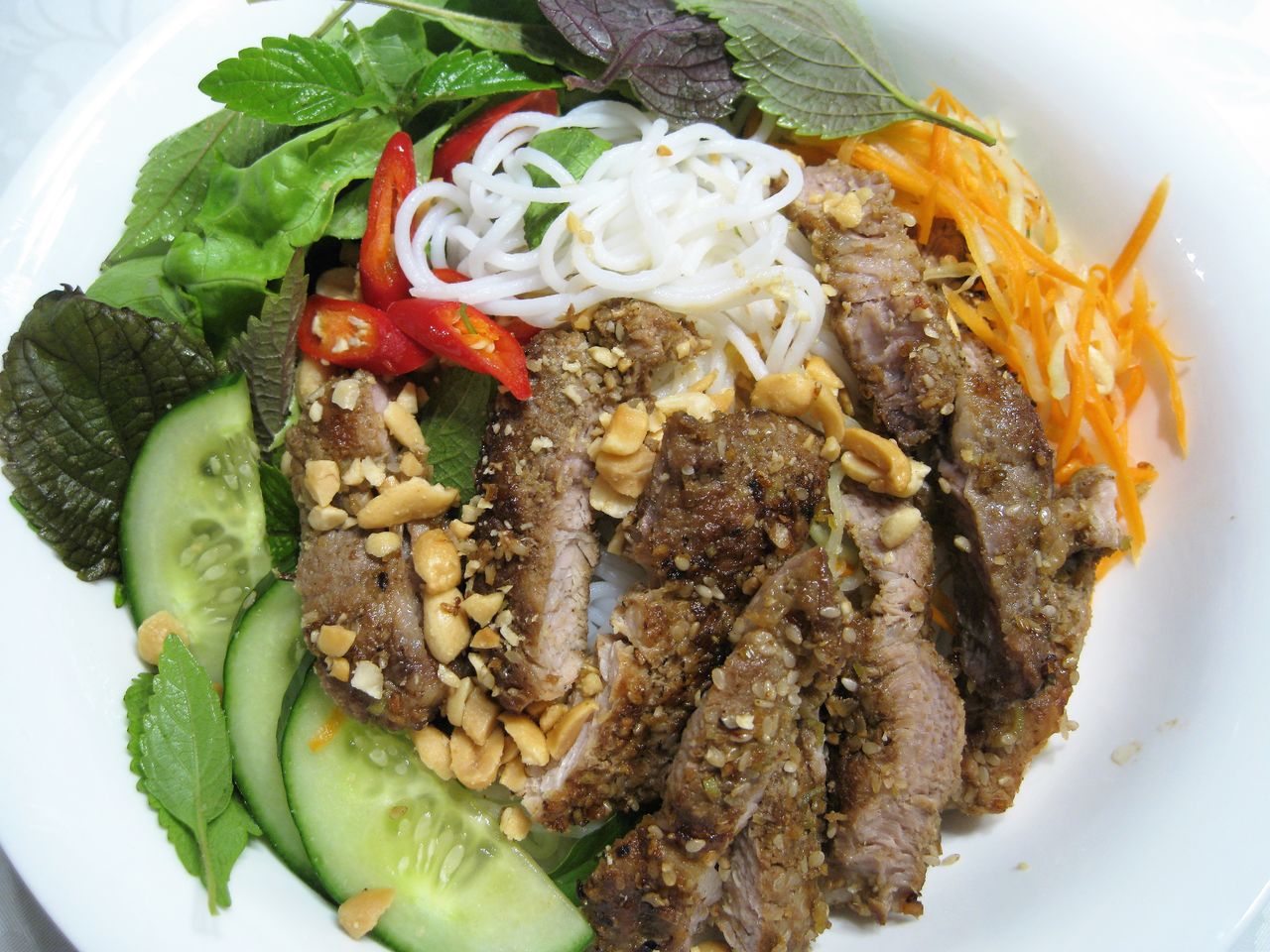 Reisnudeln mit Gegrillte Schweinefleisch dazu Fischsoße