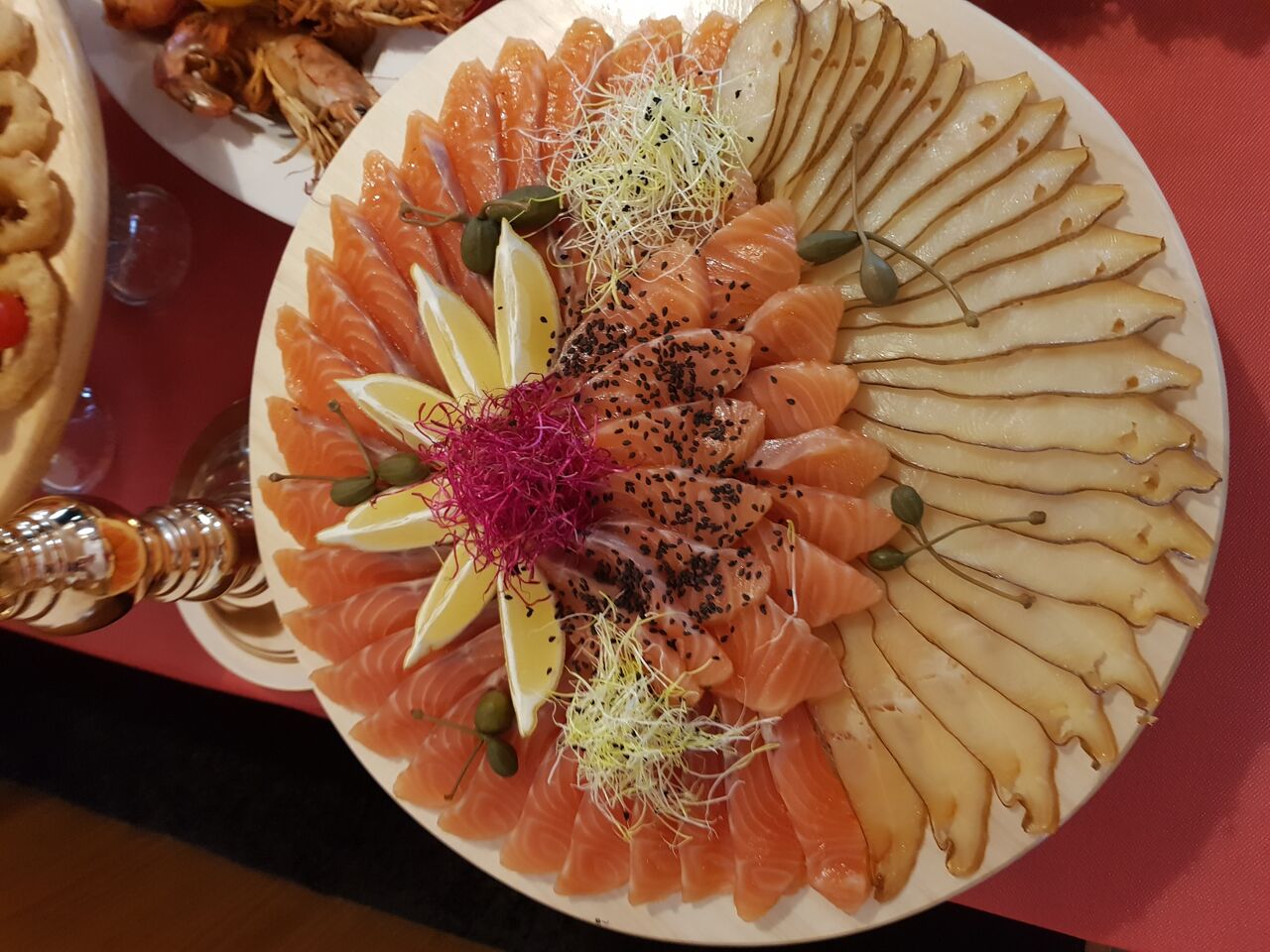 Platte mit gesalzen Fisch