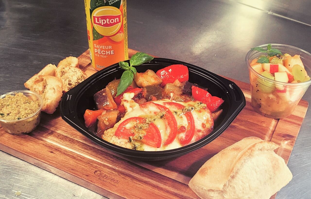 Escalope de poulet gratinée a la tomate et mozzarella, ratatouille maison. Salade de fruit frais