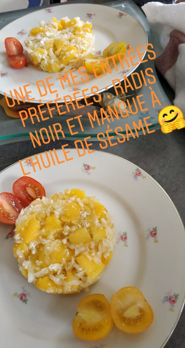 Une entrée de radis noir, mangue et huile de sésame.