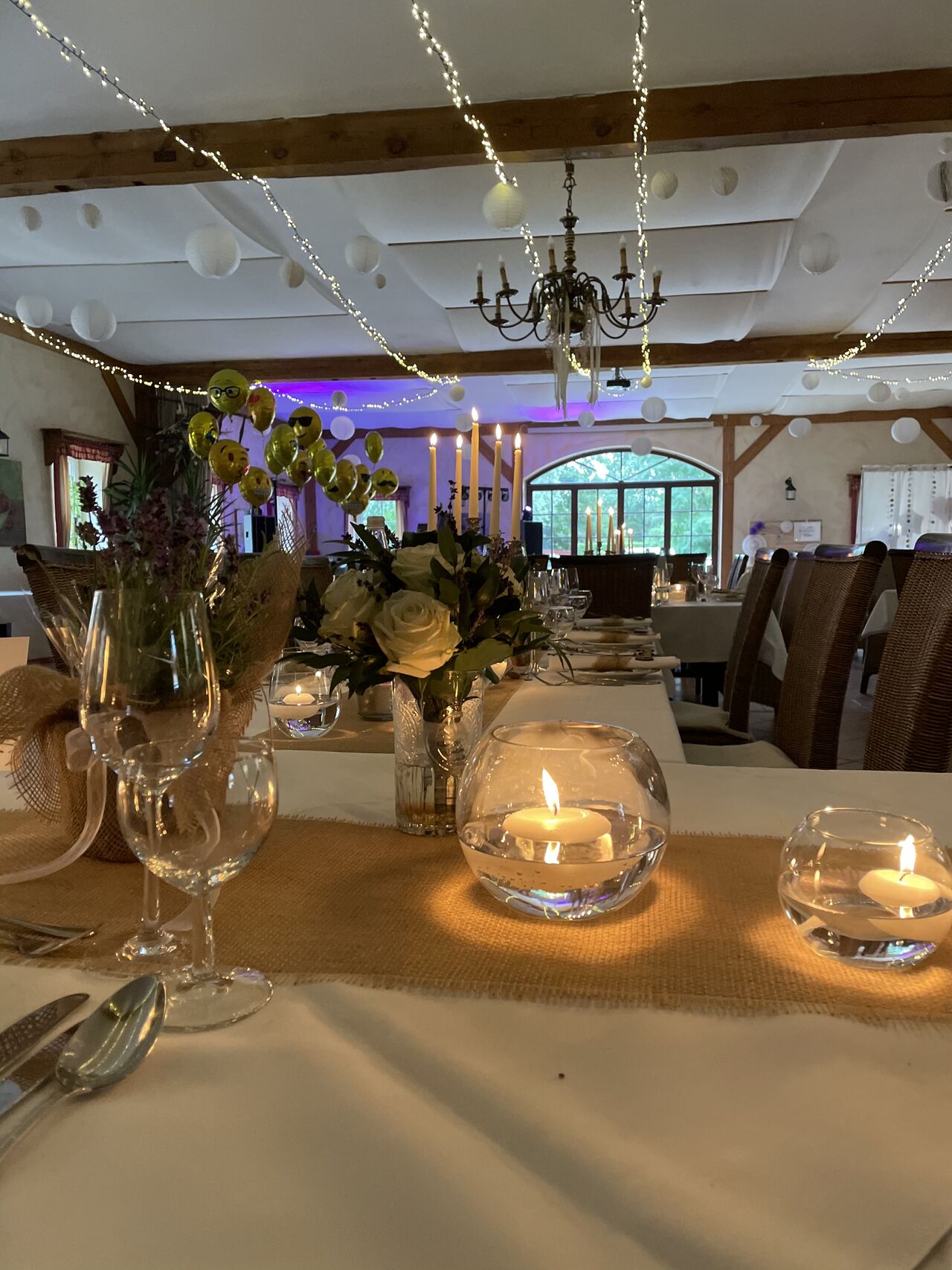 Hochzeitsdekoration in der Festscheune