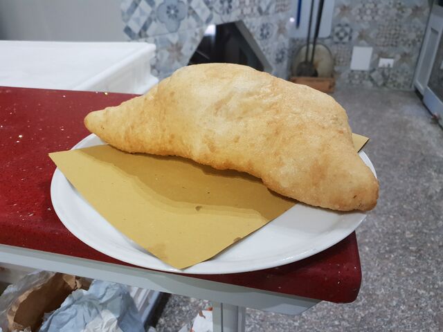 La pizza fritta ripiena di ricotta, pomodororo, provola, cicoli e pepe