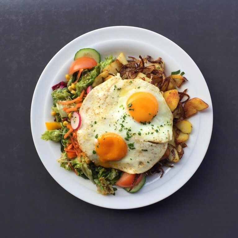 Spiegelei mit Bratkartoffeln und Salat