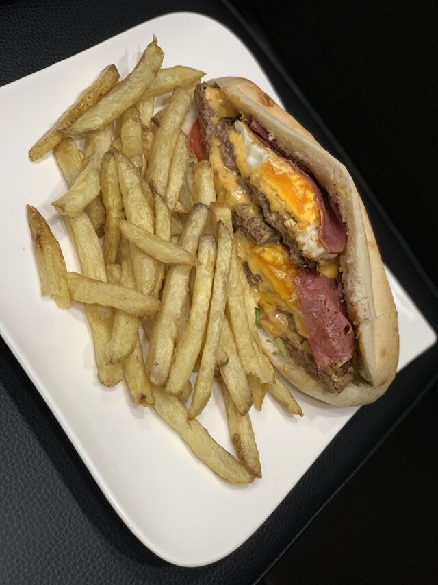 Cowboy : 3 steacks, jambon, oeuf, cheese + frites maison