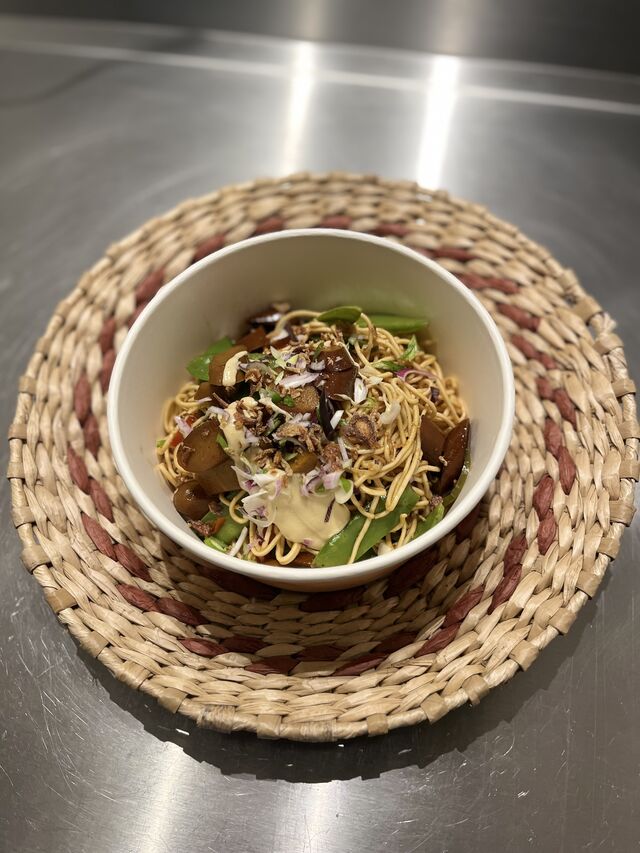 Nouilles sautées, saucisses de seitan 