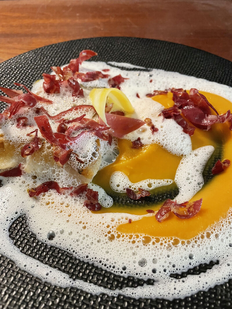 Pavé de merlu, mousseline de patates douces, émulsion chèvre & coppa crisi