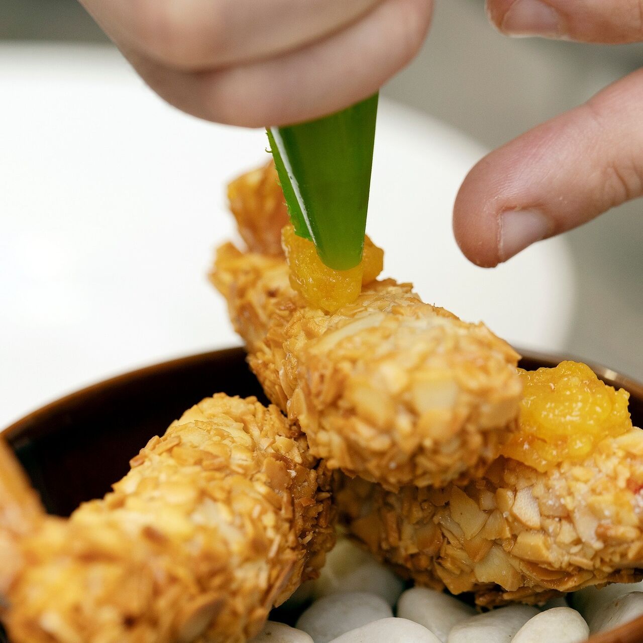 Gamberi in crosta di mandorle