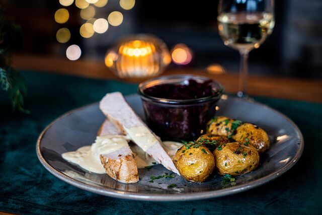 Indyk w sosie, ziemniaki z pieca, buraczki