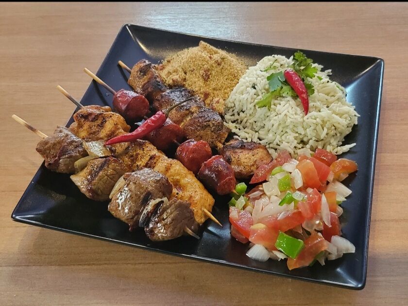 Sortido de 4 brochetas con guarniciones