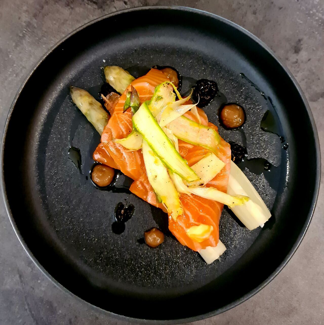 Asperge blanche, ail noir, gravlax de saumon