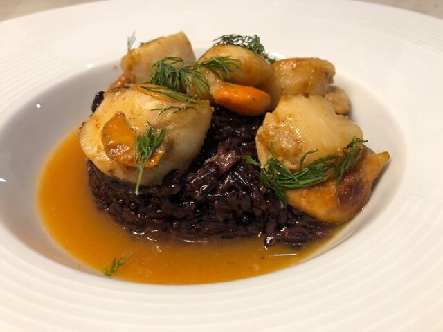 Noix de Saint Jacques grillées, risotto vénéré crémeux aux poireaux sur crème de carottes-orange