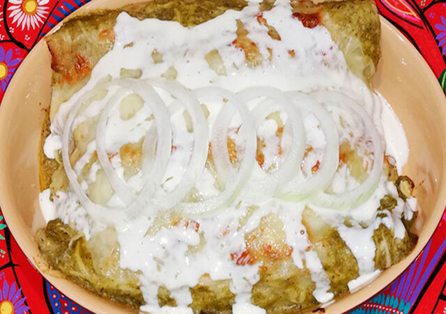 Enchiladas de pollo con salsa roja o verde