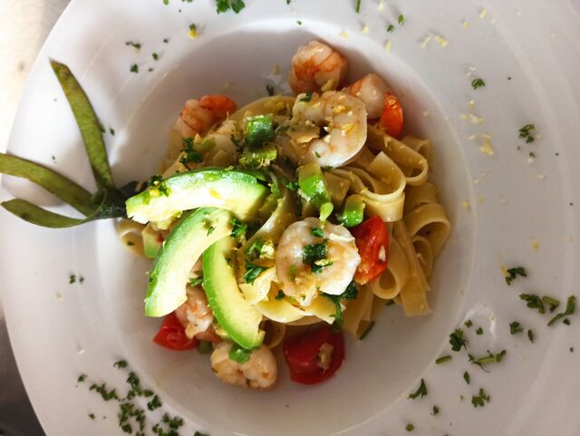 Tagliatelle Esotiche
mit Avocado, Scampi und Kirschtomaten