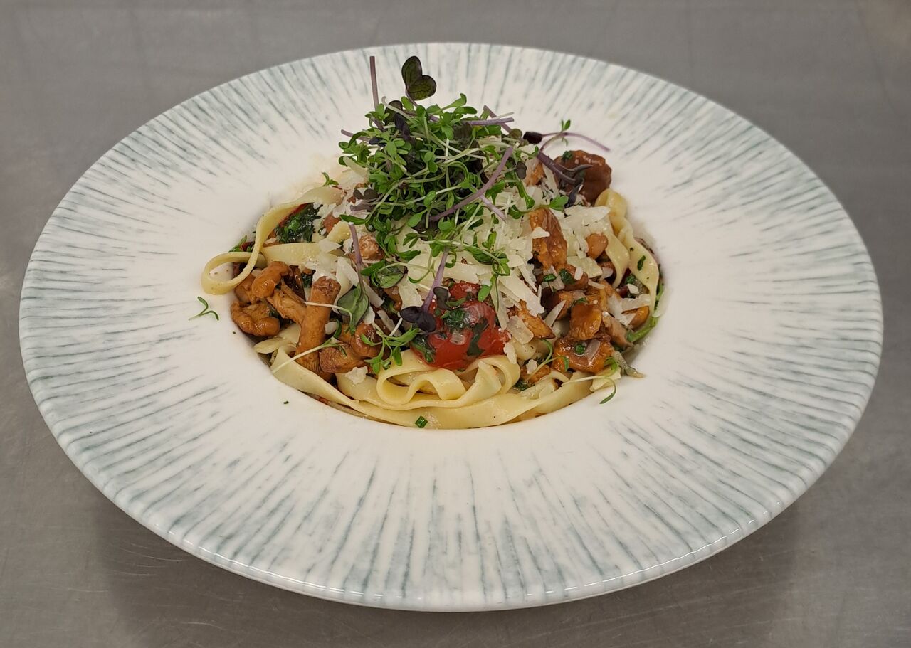 Tagliatelle mit gebratenen Eierschwammerln, Kräutern und Parmesan