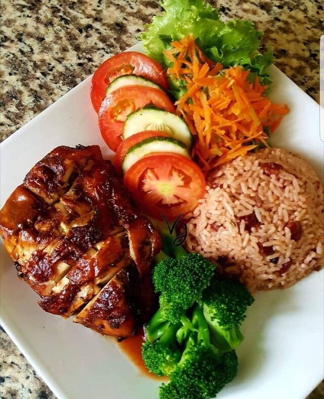 Poulet barbecue et son Riz haricots rouge 