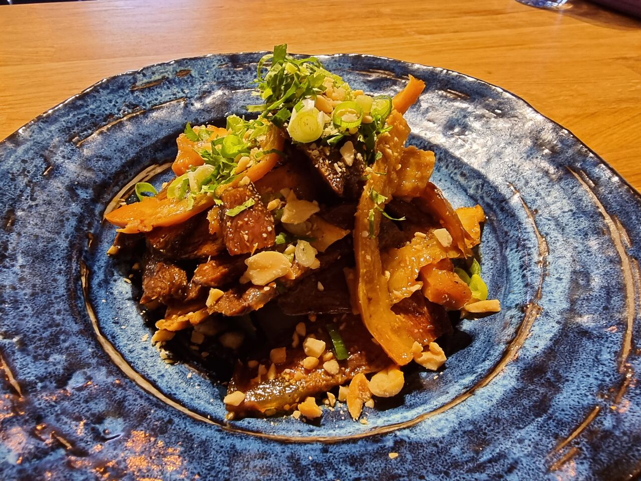 Tranches de boeuf et de tripes marinés et huile piquante 夫妻肺片