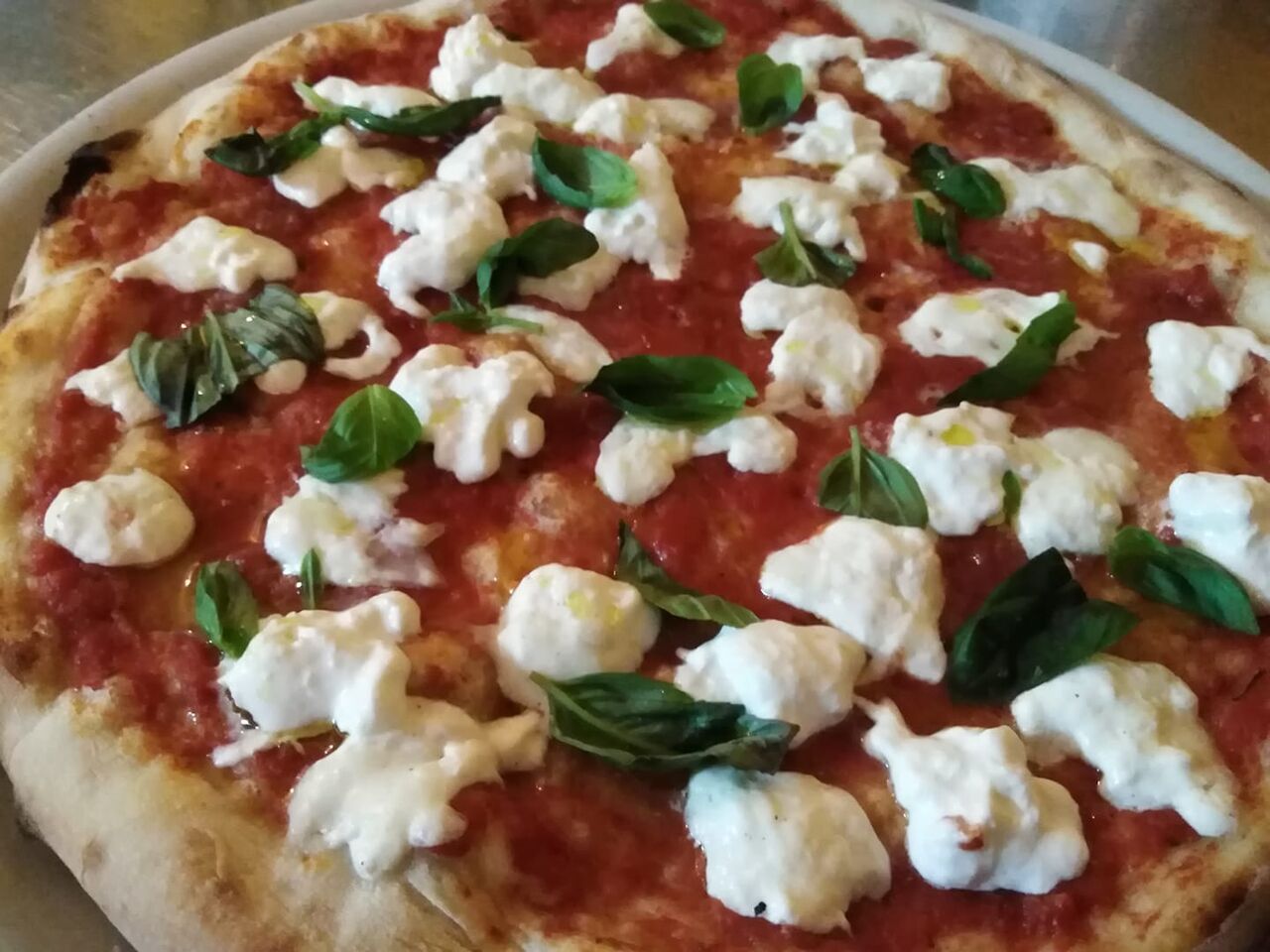 La Margherita:
tomate, mozzarella y albahaca