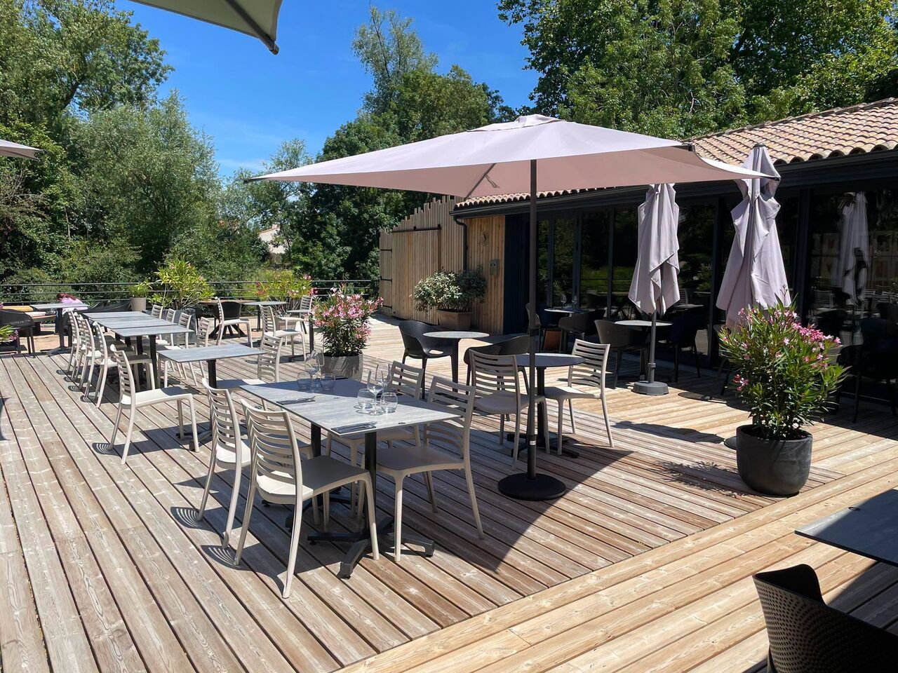 la terrasse au bord de l'eau