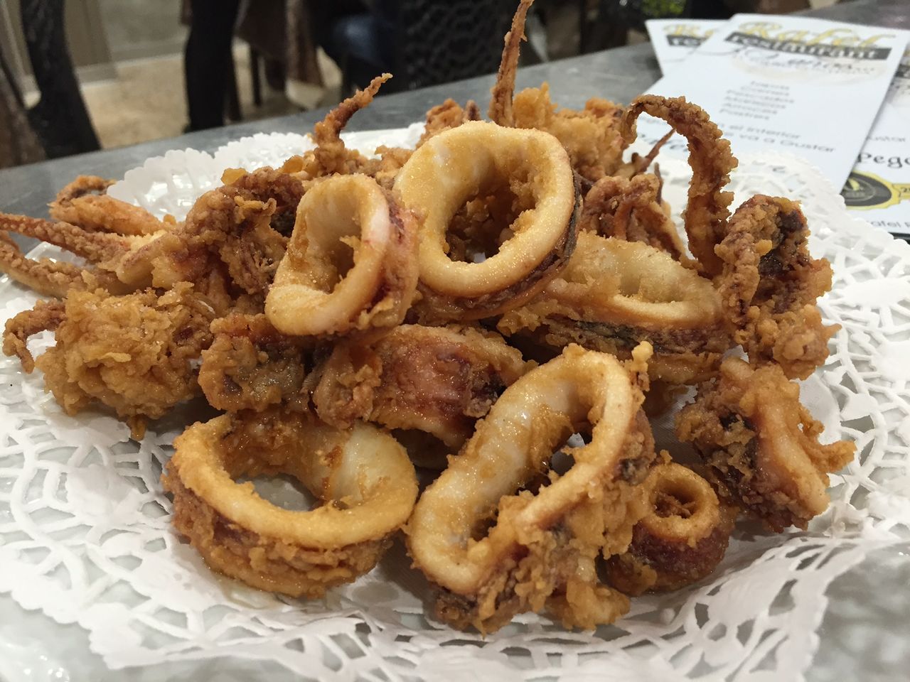 Gran variedad de Tapas, como estos Escombros de Calamar