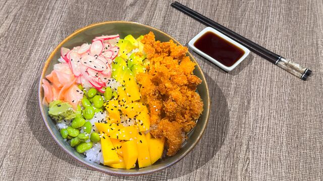 POKÉ BOWL au poulet crousti épicé 