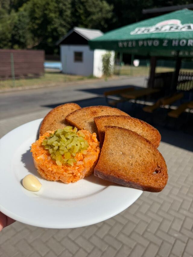 Tvarůžkový tatarák s topinkami 
