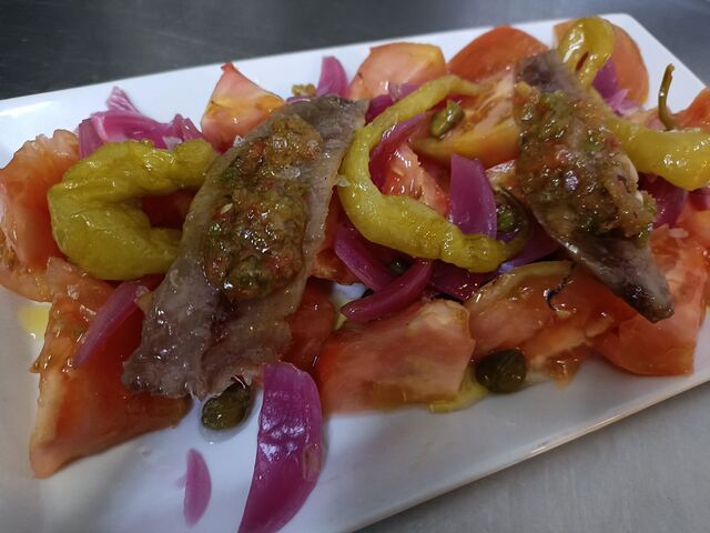 TOMATE CON PIPARRAS Y SARDINA AHUMADA