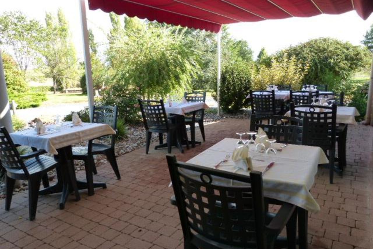 Terrasse et parc ombragé avec aire de jeux pour les enfants
