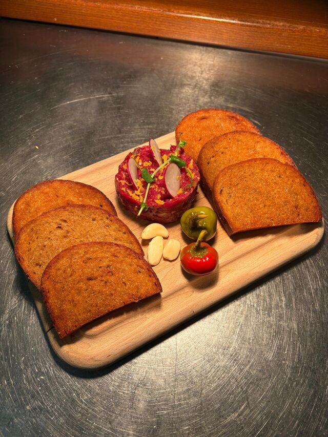 Hovězí tatarák se strouhaným žloutkem, smaženými topinkami a česnekem